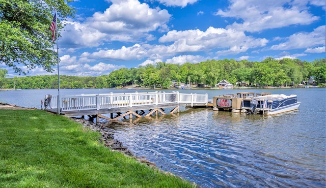 Lakefront Loft with private deck, kayaks, paddleboards, fishing, firepit, fun.