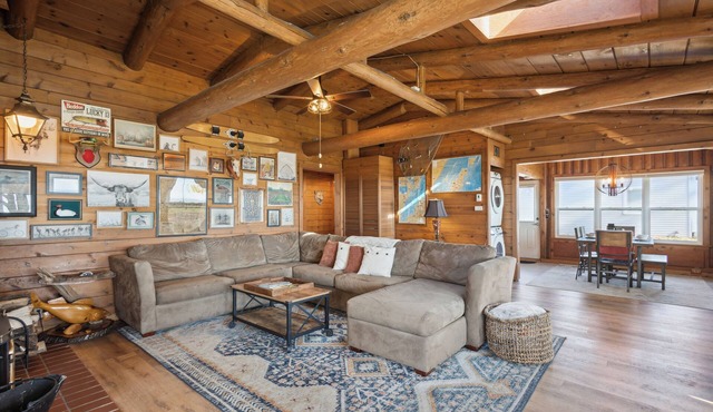 Lakefront Log Cabin - Private Pier & 4 Kayaks!