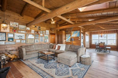 Lakefront Log Cabin - Kayaks & Outdoor Fireplace
