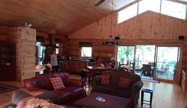 Lakefront log cabin in the woods!