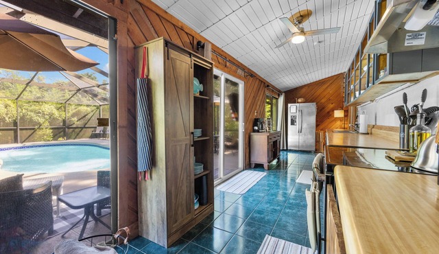 Lakefront Log Cabin, on private Lake & Screened Pool. ~NO CLEANING FEES~