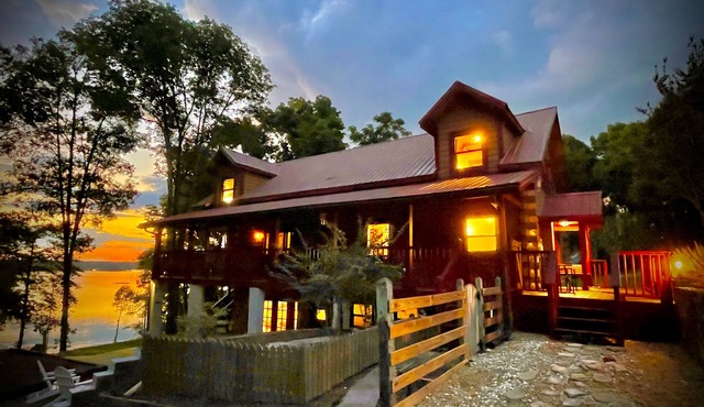 Lakefront log cabin over looking Walter George Reservoir, aka Lake Eufaula, Al
