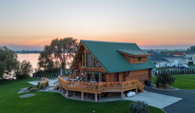 Lakefront Log Cabin, HotTub, Kayaks, SUPs, Private Boat Launch & Dock