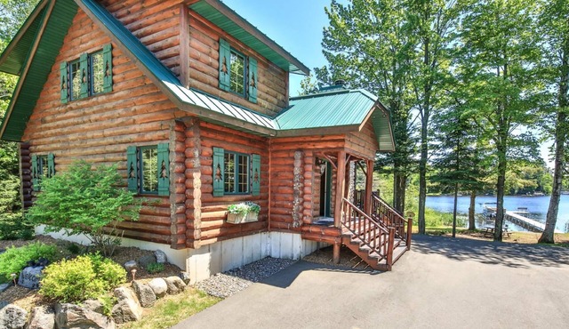 Lakefront log cabin on Lost Lake with dock, kayaks, large deck, and fire pit!
