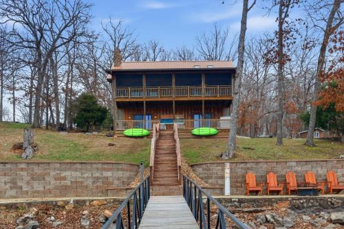 Lakefront Log Cabin with Private Dock, Two Decks & Cozy Comfort at 35mm in Sunrise Beach