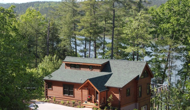 Lakefront Log Cabin with private dock on Lake Rhodhiss with Kayaks & Paddleboard