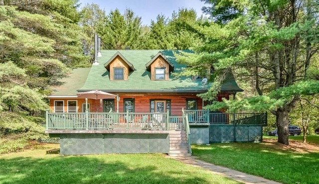 Lakefront Log Home Getaway – Pristine Lake. Perfect for Families & Reunions