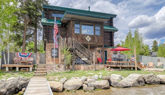 Lakefront Log Home on Shadow Mountain Lake private dock to fish or boat, no pets