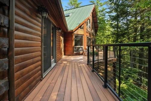 Lakefront Log Home on Huge Lake in Private Cove