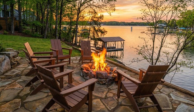 Lakefront Log Home with Dock, Firepit, Kayaks