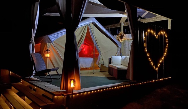 Lakefront Love Getaway: Winery, Kayaks, SUPs, Yoga, Massage, Krause Springs!