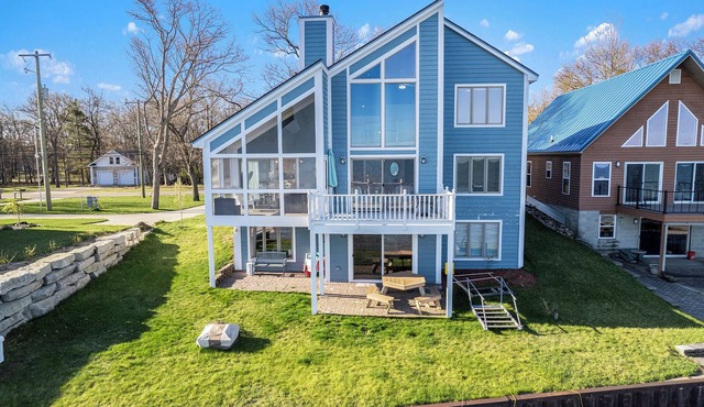 Lakefront Lux Home, Min to Downtown, Scenic View