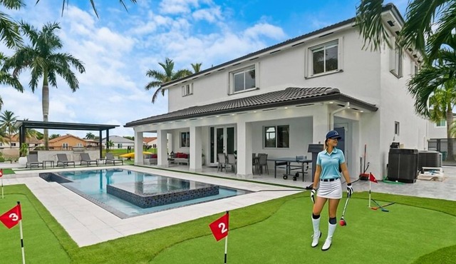 Lakefront Lux Villa w/Games, Spa, BBQ, Pool & Fun