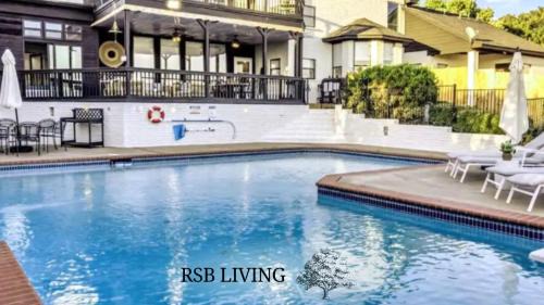 Lakefront Luxe 6BR 4,5BA Holiday Home with Pool & Hot Tub