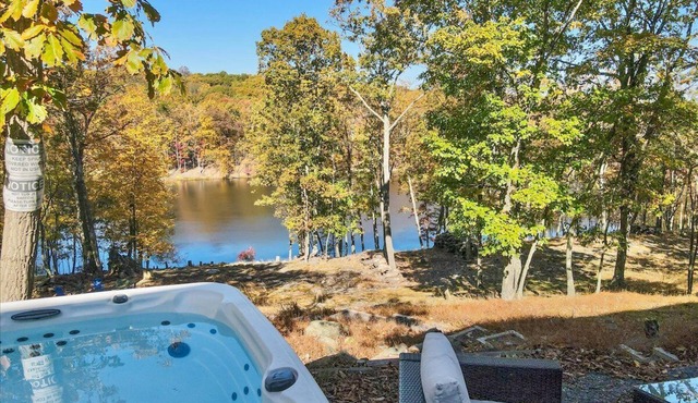 Lakefront Luxury Retreat w/Hot Tub, Sauna, Jacuzzi, Kayaks & Fishing