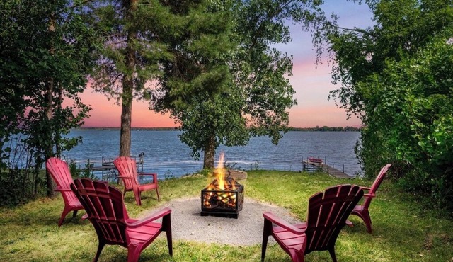 Lakefront "Luxury" Fully Equipped Cottage with game room & deck.