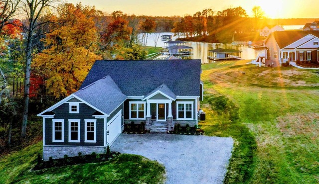 Lakefront Luxury - 4BR, Lake Anna, Dock, Lake View