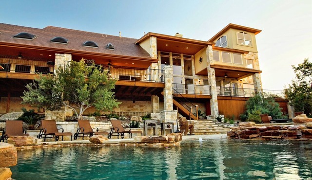 Lakefront Luxury at Paradise Estate - 5 Bedrooms, Game Room & Infinity Pool