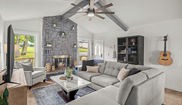 Lakefront, luxury beds, hot tub, fire pit, game room, private dock, kayaks