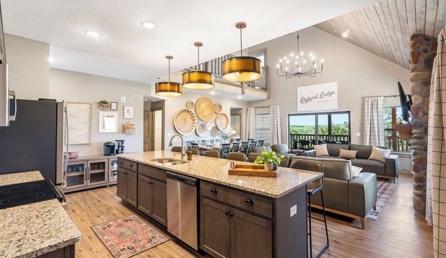 Lakefront Luxury Cabin – Pool, Hot Tub & Fireplace
