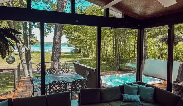 Lakefront Luxury Cabin- Dock, Hot Tub, Firepit, Kayaks, Game Room, Bunk Room