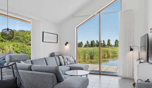 Lakefront luxury holiday retreat with cozy loft