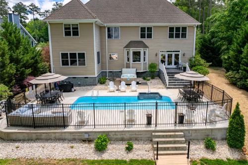 Lakefront Luxury Flat Lot, Heated Pool, Hot Tub & Game Room Fun Dock!