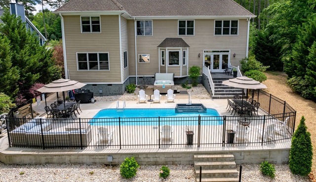 🌅 Lakefront Luxury | Flat Lot, Heated Pool, Hot Tub & Game Room Fun 🎮 Dock!