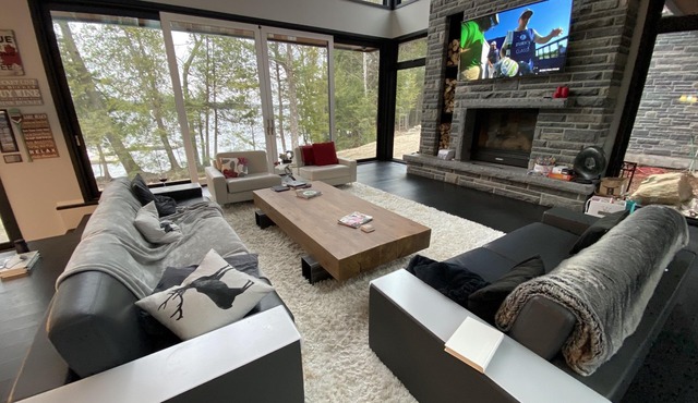 Lakefront Luxury-Glass cottage, level lot, large dock, hot tub, private!