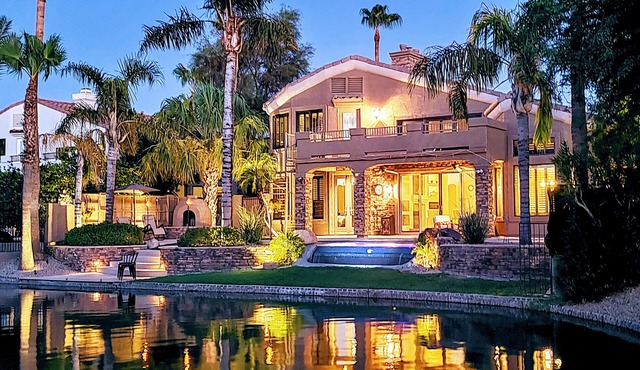 Lakefront Luxury: Gym, Spa, Pool, Dog-Friendly