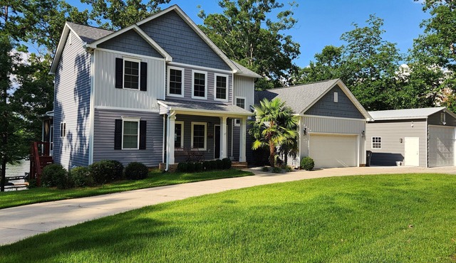 Lakefront Luxury Home for Large Families on Lake Murray - Sleeps 14