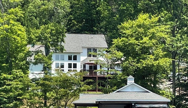 Lakefront LUXURY- Lg covered dock, HOT TUB, fire pit, kayaks + 2 game rms