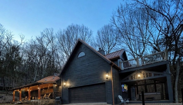 Lakefront Luxury Log Cabin 6 Private Acres, 6p Hot Tub, Firepit, Kayaks, 86” TV