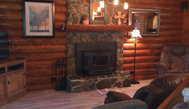 LAKEFRONT LUXURY! Log Home near CYPRESS BEND. Boat House, Fire Pit, Kayaks