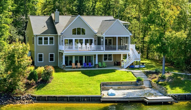 Lakefront Luxury - NEW 6BR, Lake Anna, Dock, Games