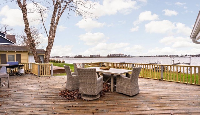 Lakefront Luxury on Lake Manitou - Modern Comforts & Stunning Views