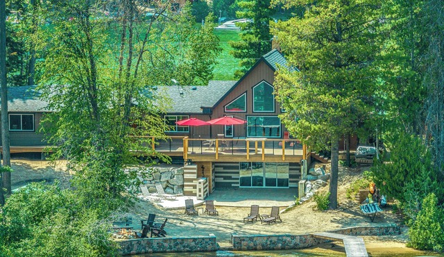 Lakefront Luxury on Priest Lake 4+Bd/4Bth Private Beach/Dock/Views, sleeps 12+