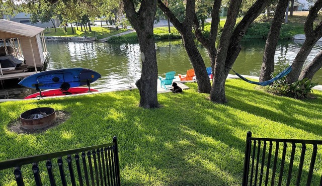 Lakefront Luxury on quiet cove - Perfect to relax & play! Room for everyone