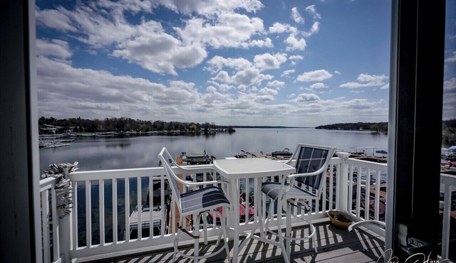 Lakefront Luxury Perched on Green Lake Marina, 3rd Level Corner unit 3bd 2 bath