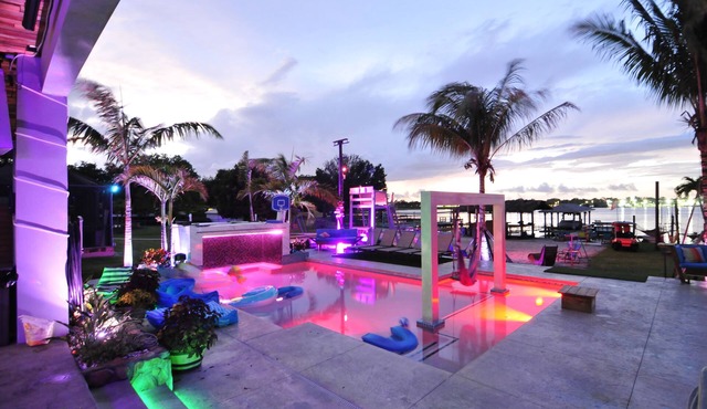 Lakefront Luxury pool 3100sq ft on lake.