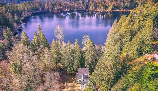 Lakefront Luxury: Private Lake Access, Near Skiing
