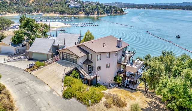 Lakefront Luxury. Private Dock & Wine Country w/Panoramic Views