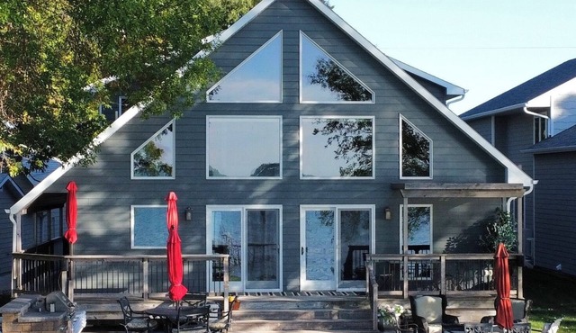 LAKEFRONT LUXURY + PRIVATE DOCK-Sleeps 12.