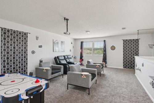 Lakefront Luxury Retreat 5BR