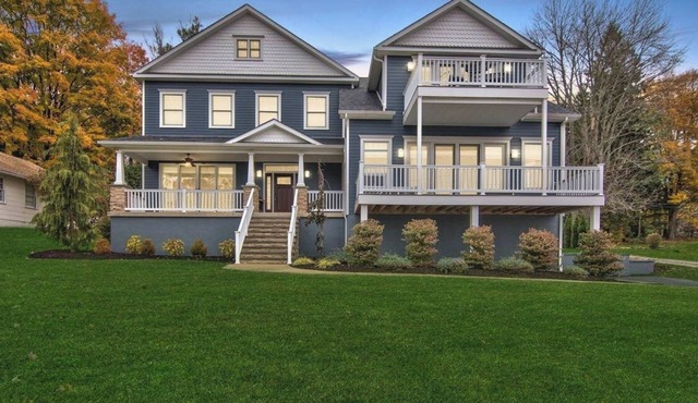 Lakefront Luxury Retreat at Crystal Lake– Fire Pit Fern hall hiking Game Room