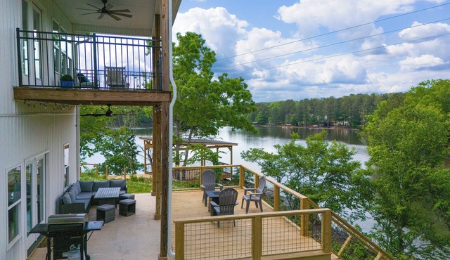Lakefront Luxury Retreat, Kayaks, Game Room, Firepit, Pool Table & Private Dock