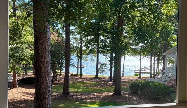 LAKEFRONT LUXURY- Reynolds GW -Right Next to Pool, Tennis, Beach, Marina, Docks