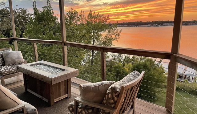 Lakefront Luxury! Spacious corner condo, wrap around deck. 6 BB waterpark passes