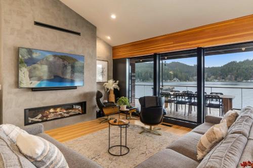 Lakefront Luxury Stunning Views Dock Hot Tub