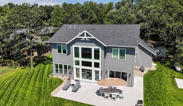 Lakefront Luxury Awaits – Modern 5BR Retreat on Beautiful Rush Lake